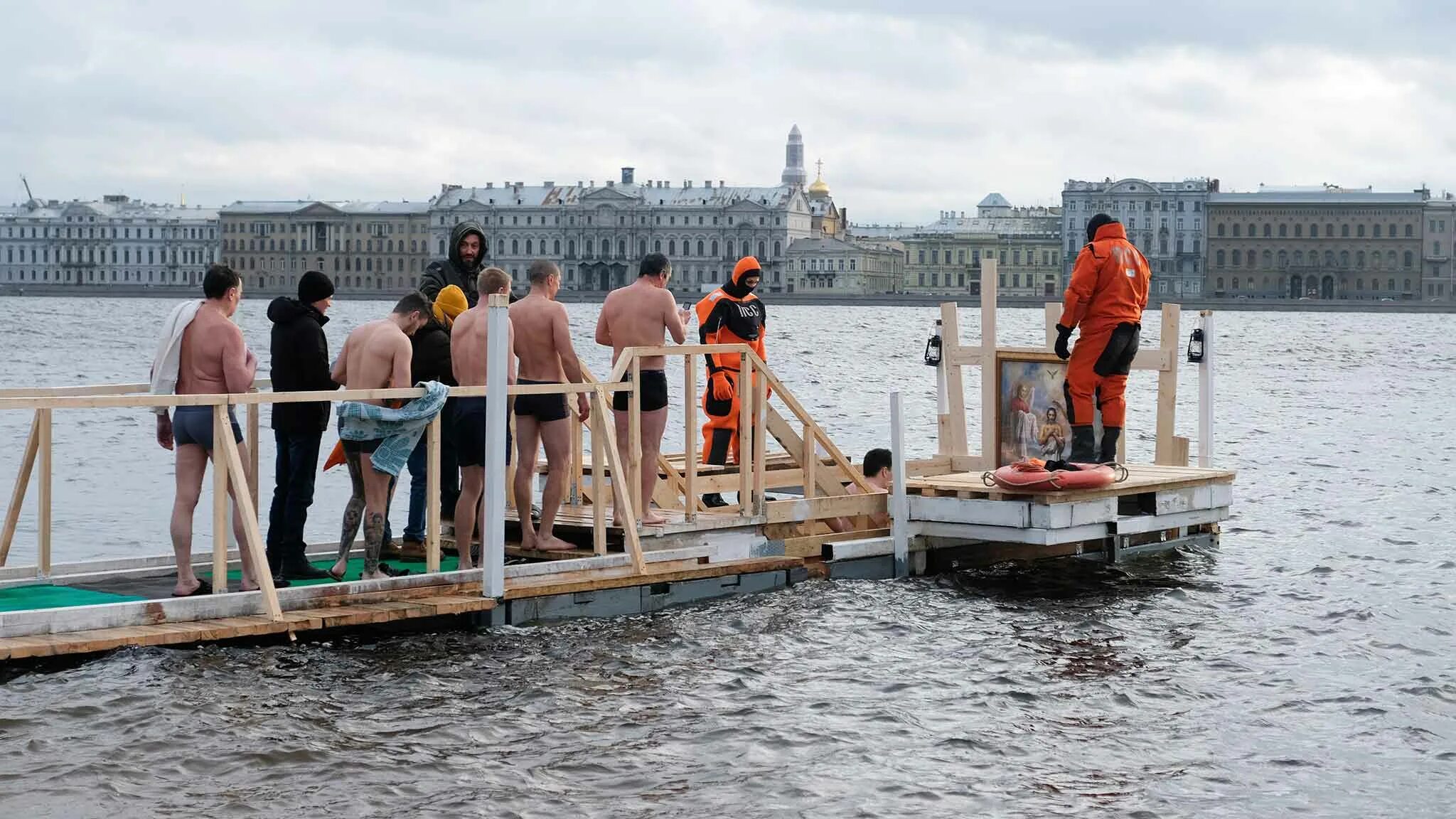 Купель у Петропавловской крепости. Крещение в Санкт-Петербурге 2022. Крещение 2022 СПБ. Петропавловская крепость крещение 2020. Купания спб