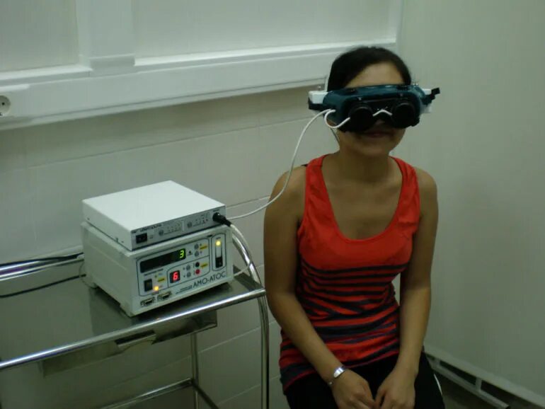 Аппаратная терапия для глаз для детей. Аппарат рубин спекл. Приставка рубин к амо-атос аппарат для зрения. Амо-атос аппарат для магнитотерапии в офтальмологии. Магнитотерапия для глаз.