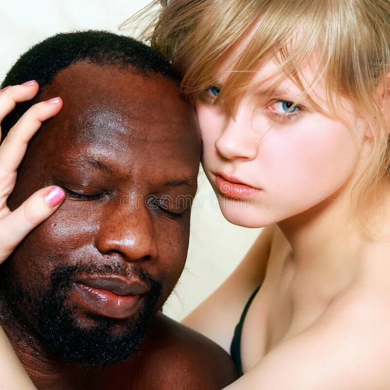 Модель даки тот (duckie thot) из южного судана голая. Юная девочка с негром. Африканец и белая девушка. Watchingmydaughtergoblack hannah hays. Модель даки тот (duckie thot) из южного судана.