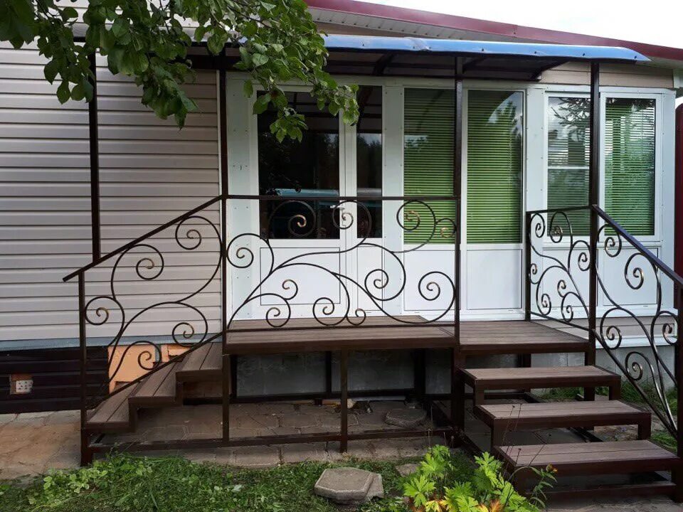 деревянная веранда. крыльцо две ступени. лестница на веранду. крыльцо с террасой. крыльцо из металла.