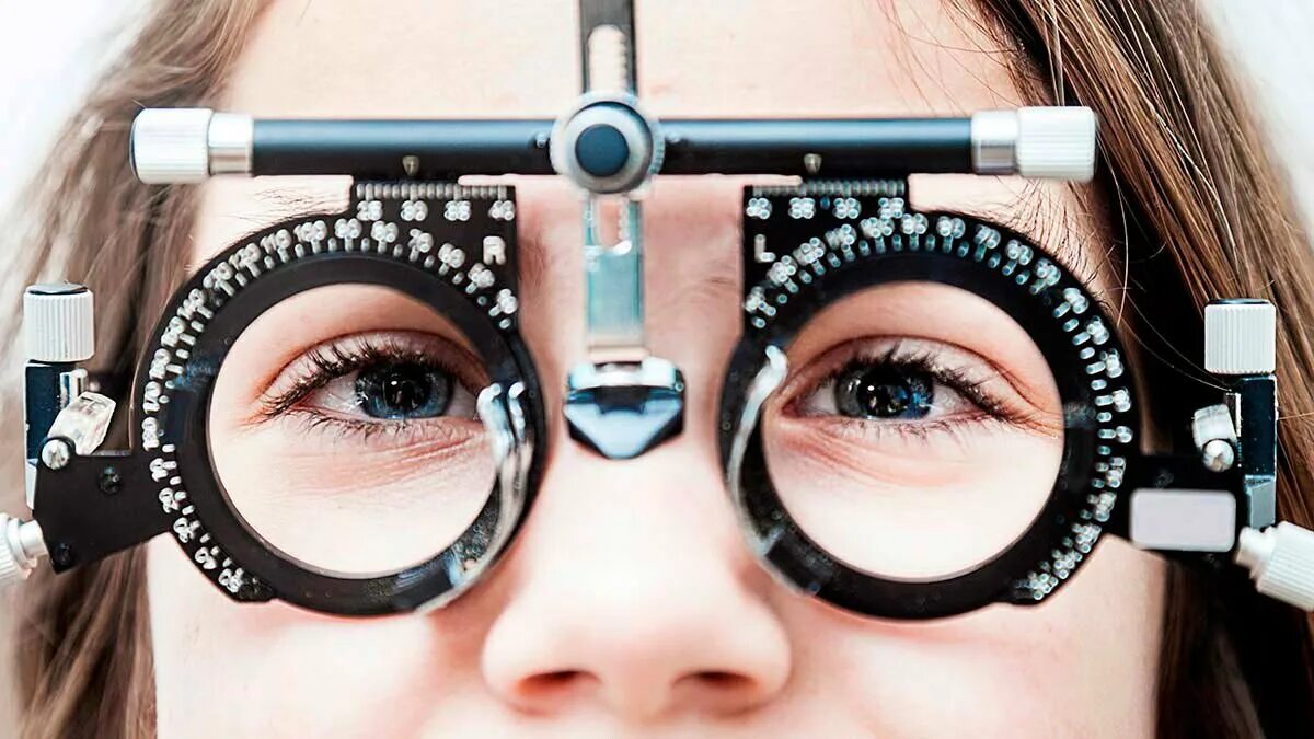 Люди носящие очки знают что когда входишь. Очки окулиста. Очки для зрения. Очки и линзы. Аппарат для исправления зрения с линзами.