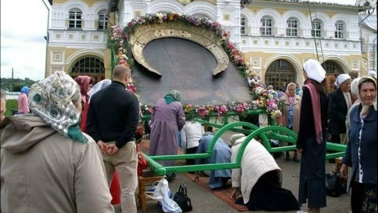 Поклонение в церкви. Очередь к мощам николая чудотворца в москве. Поклонение святым мощам. Москва поклонение мощам николая очередь. Человек на коленях в храме.