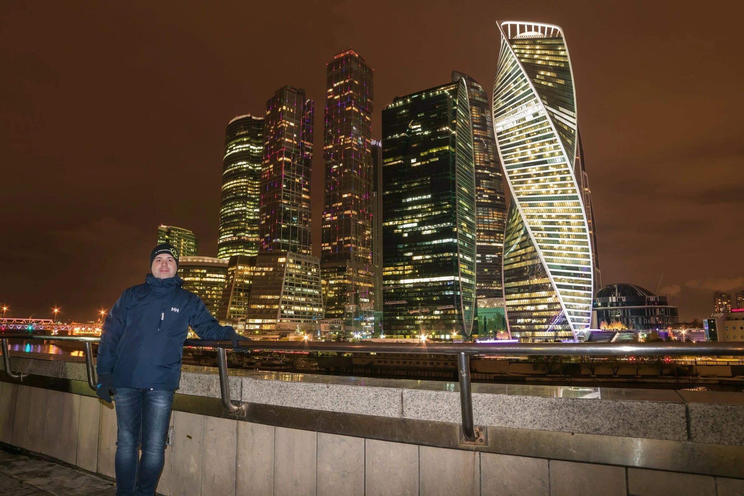 Москва сити фото людей. Владелец Москоу Сити. Москва Сити 2023. Люди на фоне Москва Сити.