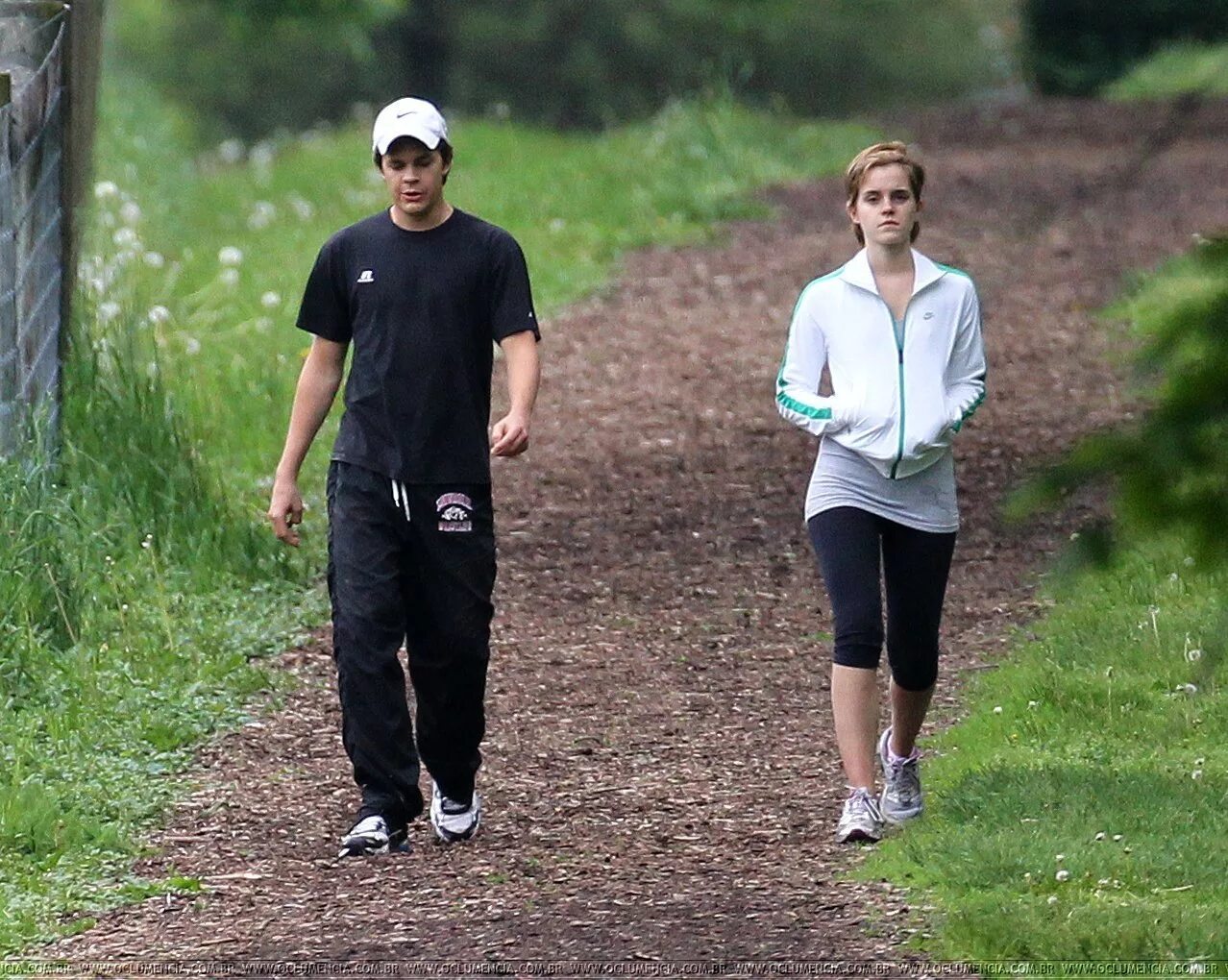 05 2011. Johnny Simmons & Emma Watson. Джонни Симмонс и его девушка.