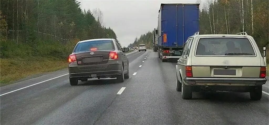 Езда по встречной полосе. Выезд на встречную полосу при объезде препятствия. Выезд на встречную полосу авария. Обгон автомобиля. Выезд на полосу встречного движения дтп.