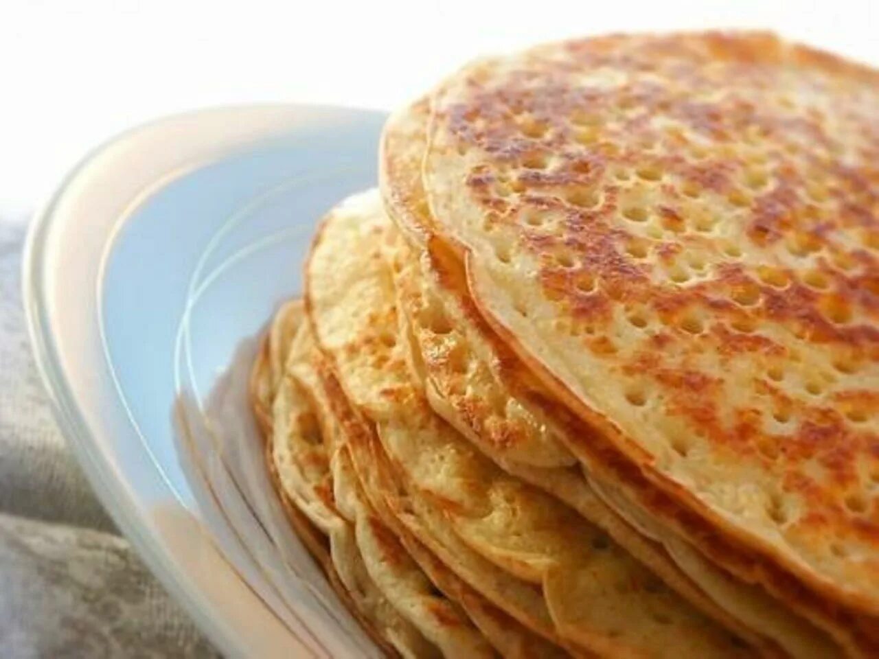 дрожжевые блины. блины дрожжевые на молоке. пышные дрожжевые блины. дрожжевые блины на кефире. ажурные блины на дрожжах.