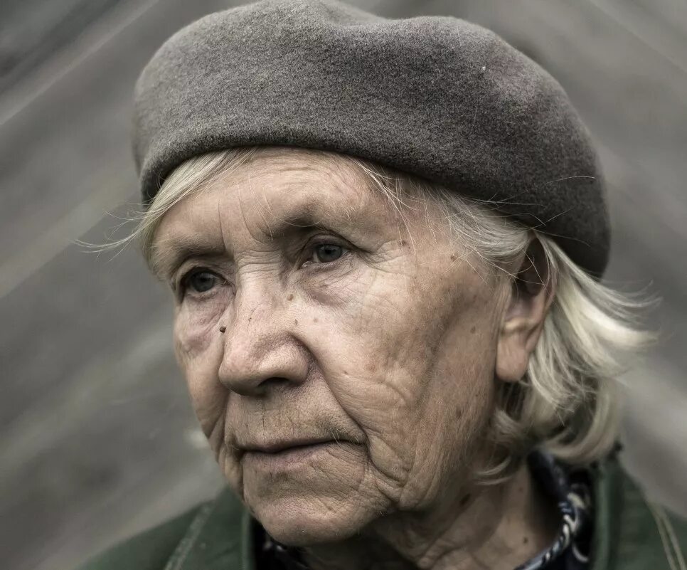 Real old women. Лицо бабушки. Бабушка фотопортрет. Портрет пожилой женщины. Фотопортрет пожилой женщины.