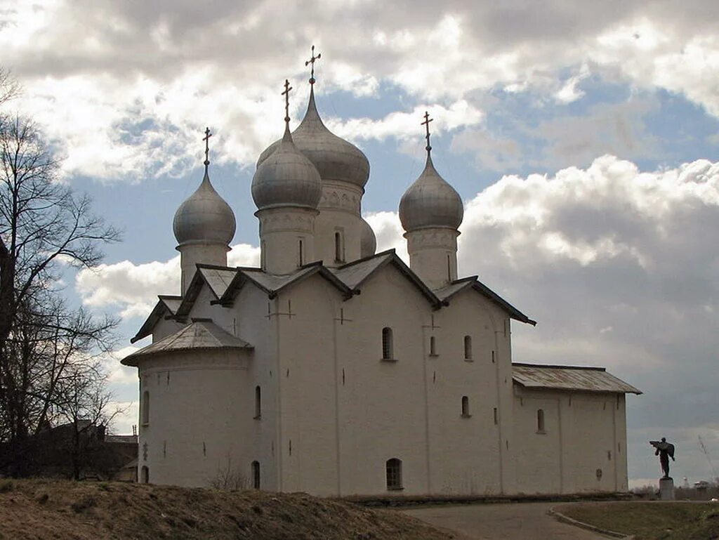 Церкви россии 15 века. Церковь святых Бориса и Глеба Великий Новгород. Церковь Бориса и Глеба в Детинце в Новгороде. Пятиглавая Церковь Бориса и Глеба 1536 Новгород. Храм Спаса на Нередице под Новгородом.