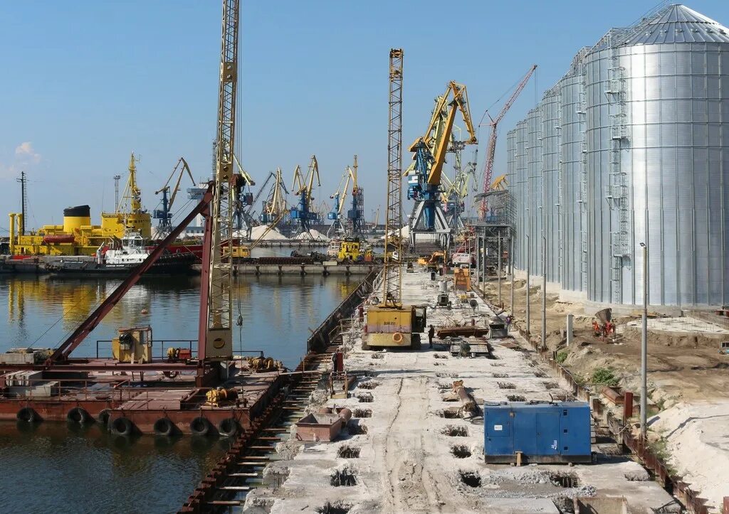 Грузовой мариуполь. Мариупольский морской торговый порт. бердянский морской порт зерновой терминал. мариуполь море порт. мариуполь зерновой терминал.