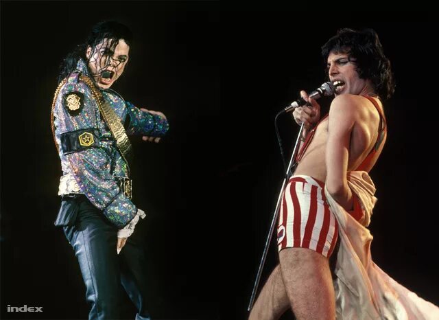 Джексон и фредди меркьюри. Фредди меркури 1977. Фредди меркьюри 1946. Майкл джексон и фредди меркьюри фото. Фредди меркьюри 1974.