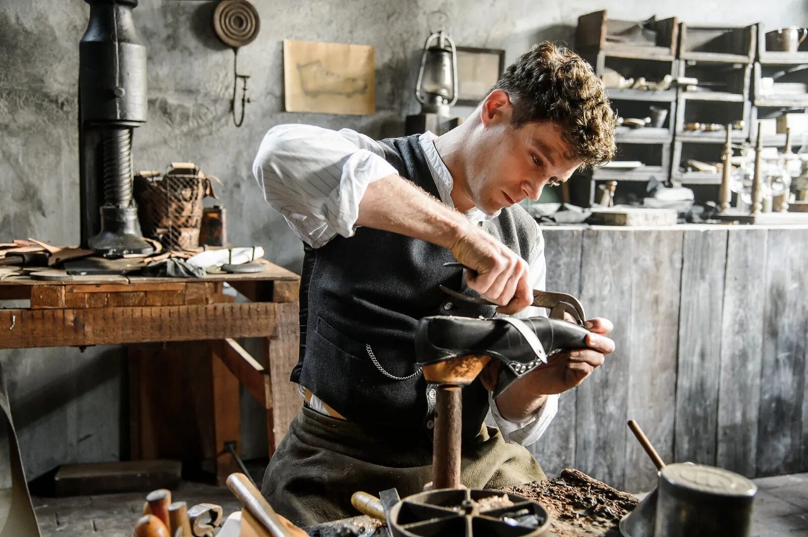 Жизнь сапожника. Обувь для мастерской. Натан шварц. Виктор бриндач сапожник. Мастерская обуви.