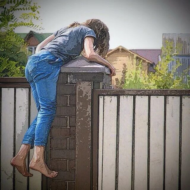 Девушка перелазит через забор. Перелезть девушке через забор. Девушка через забор. Перелезть девушке через забор. Перелезть девушке через забор.