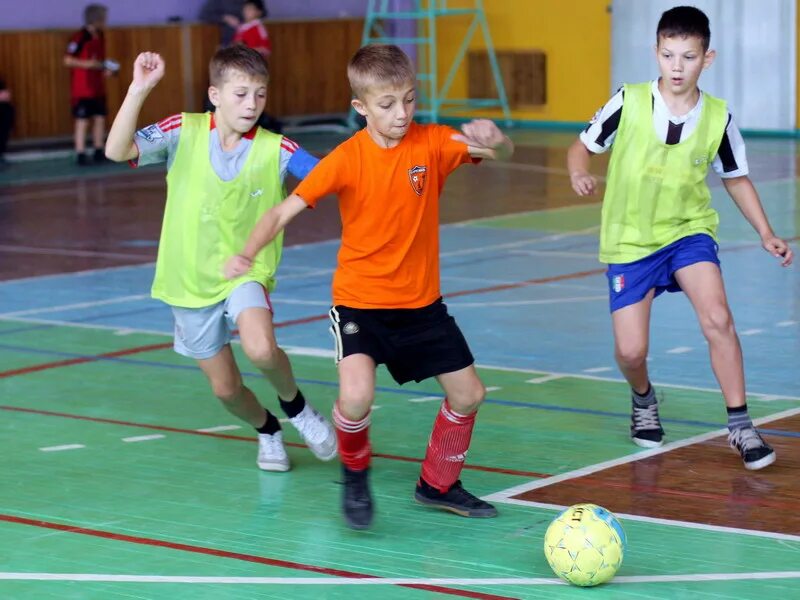 футбол на уроке физкультуры. футбол уроки физкультуры. футбол на уроках физической культуры в школе. урок футбола в школе. физкультура футбол.