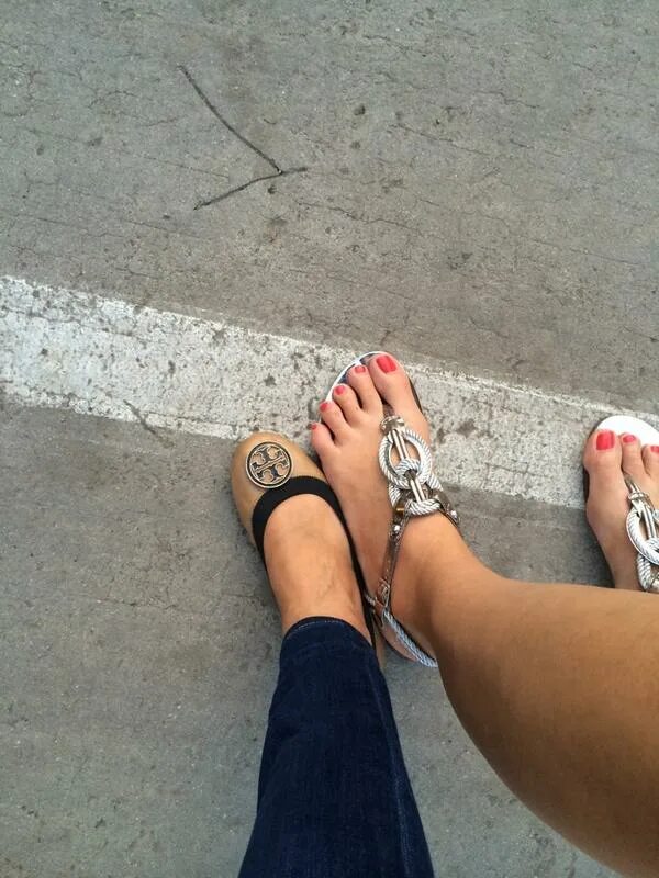Girl small feet. Girl small feet. Детские ноги в кровати. Ноги младенцев к плечам молоденьких девушек. Женские подошвы ног.