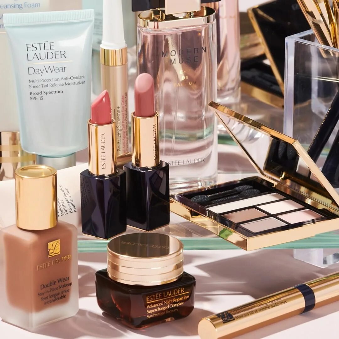 Макияж эсте лаудер. Эсте лаудер первая косметика. Estee lauder. Estee lauder blockbuster set 2015. Косметичка эсте лаудер.
