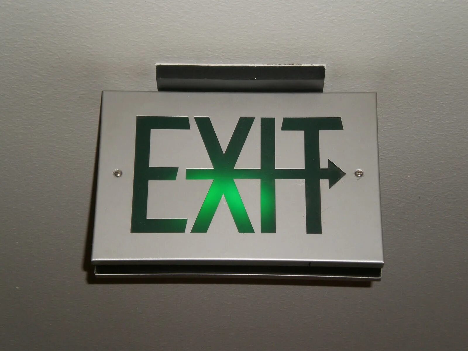 Exit телефоны. Табличка exit в музее. exit metal. exit sign. exit metal lumina.
