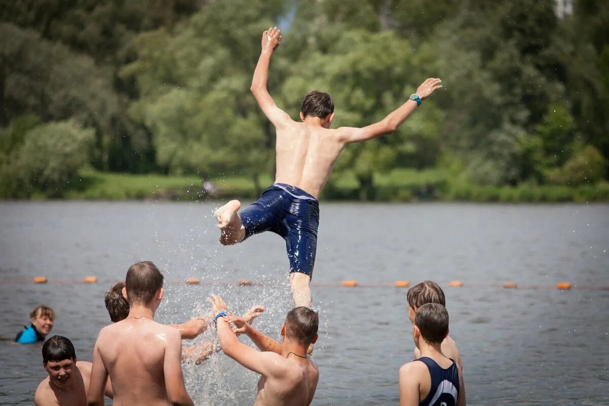 Купание парня. Школьники купаются. Люди купаются. Молодежь на речке. Люди купаются в реке.