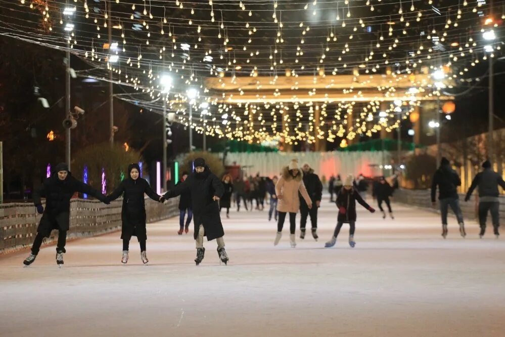 Вечером будет каток. Каток карпинск. Ночной каток москва. Вечером будет каток. Каток топ вечером открытый.