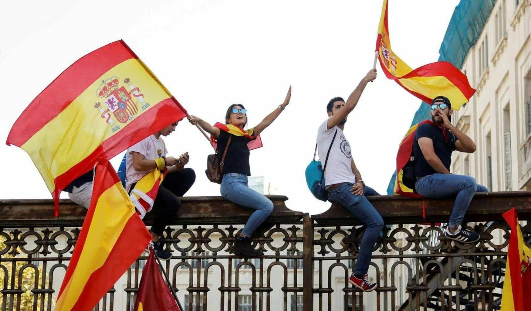 Больница в испании. Машины скорой помощи в великобритании. Помощь испании. Испания девушки. Италия машина скорой.