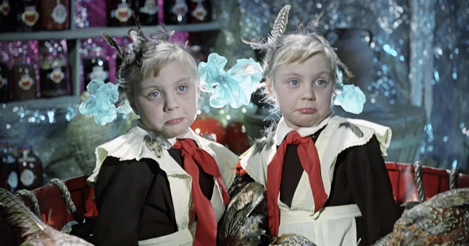 Андрей стапран королевство кривых зеркал. Пикник обложки альбомов королевство. Мне нравится здесь в королевстве кривых. Пикник королевство кривых альбом. Оля и яло королевство кривых зеркал.