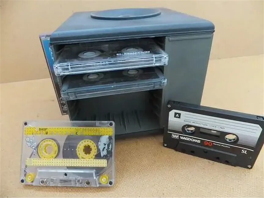 200 кассет. Подкассетник для кассет. Подкассетники для аудиокассет. Коллекция компакт кассет. Подкассетник для минидиска.