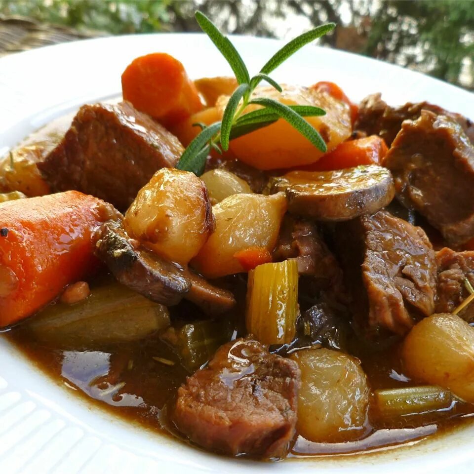 Мясо тушенное рецепт. Блюдо Irish Beef Stew. Рагу по домашнему. Рагу из говядины. Тушеное мясо.