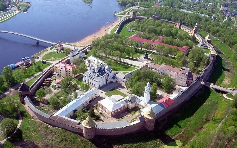 Великий новгород переехать. Новгородский Детинец Великий Новгород. Новгородский Кремль Детинец. Новгородский Кремль Детинец вид сверху. Великий Новгород Кремль сверху.