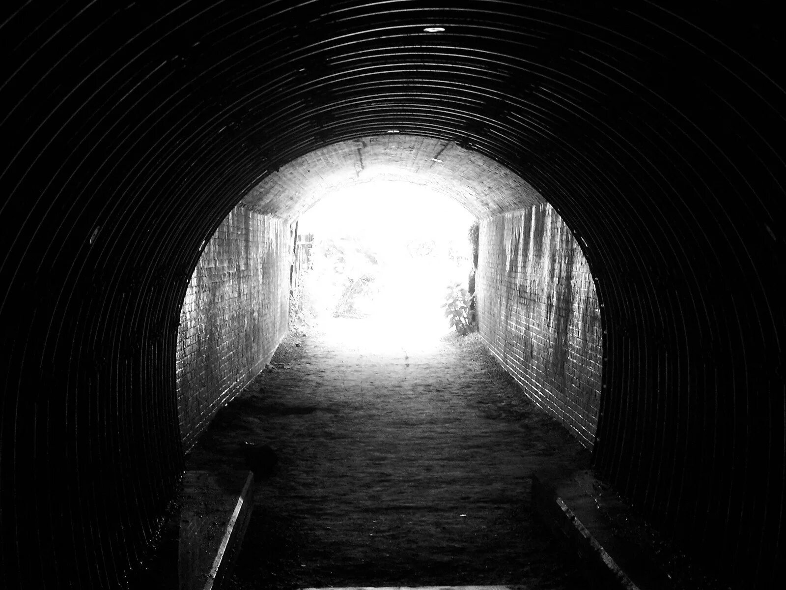 В конце туннеля виден свет. Свет в конце тоннеля. Черный тоннель. Темные туннели. Тоннель с тьмой.