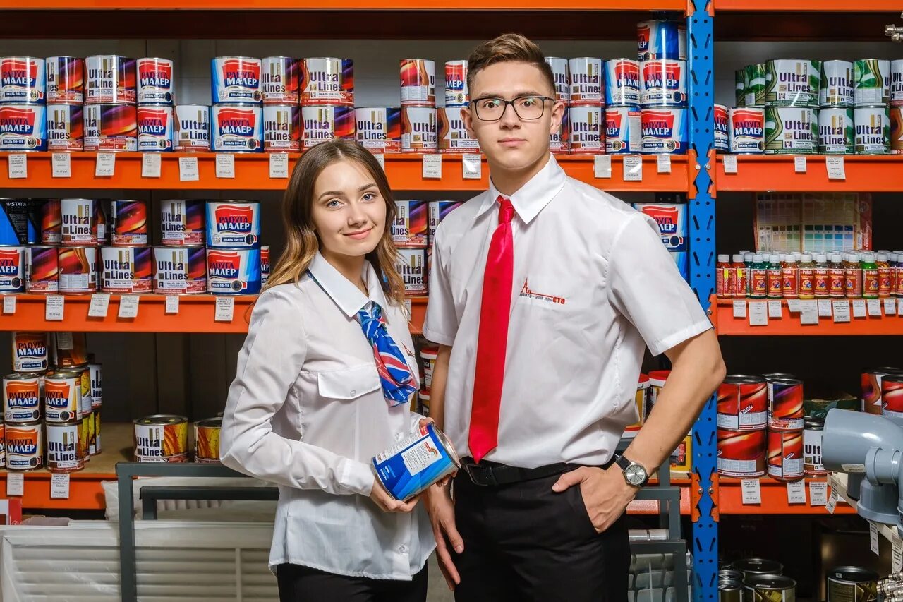 Продавец лотов. Сотрудник торгового зала. администратор торгового зала. работница торгового зала. продавец в торговом зале.