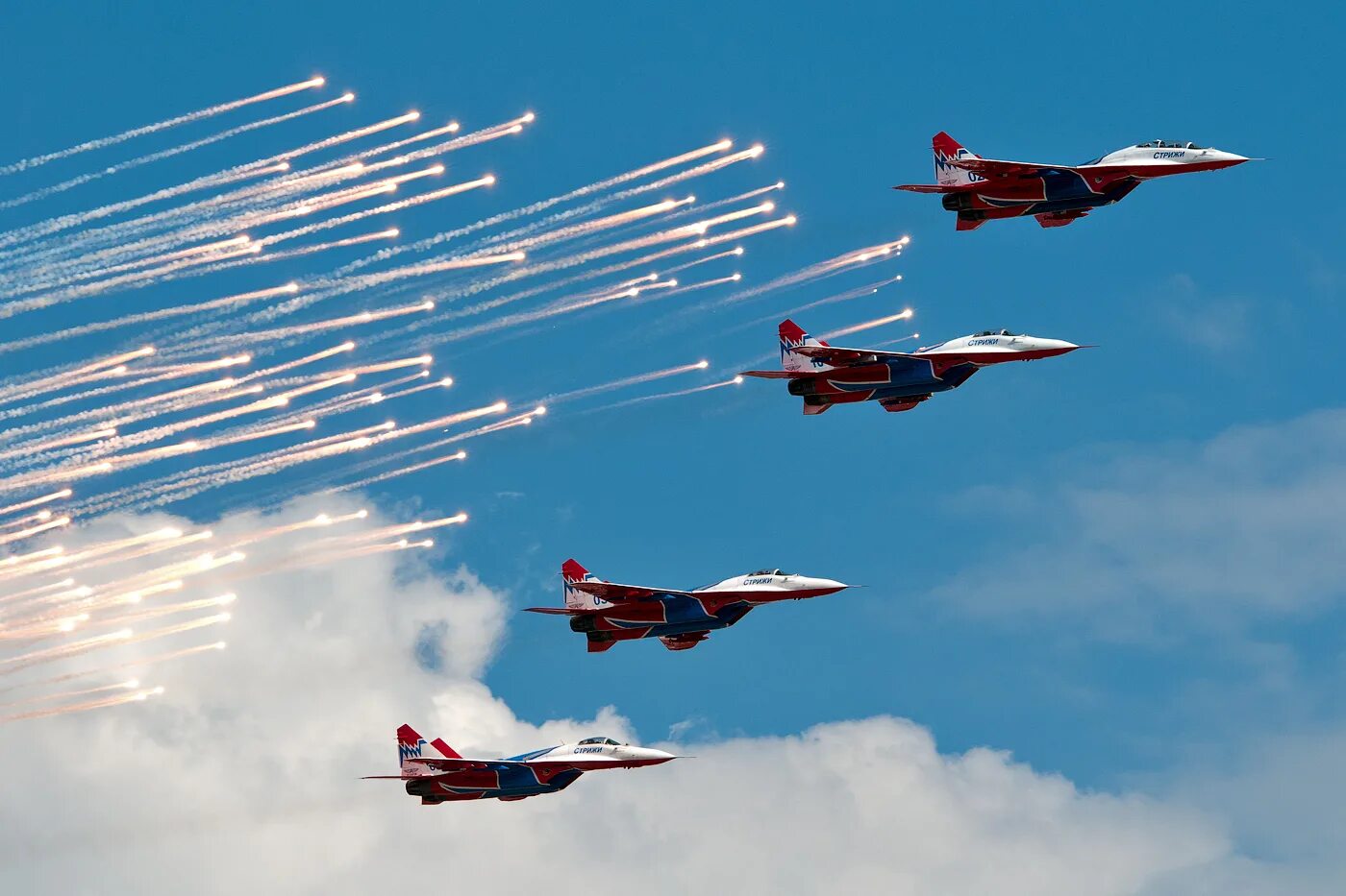 авиашоу новосибирск 2023. авиашоу пенза 12 июня 2022. истребитель в небе. авиашоу 2024. стрижи в небе.