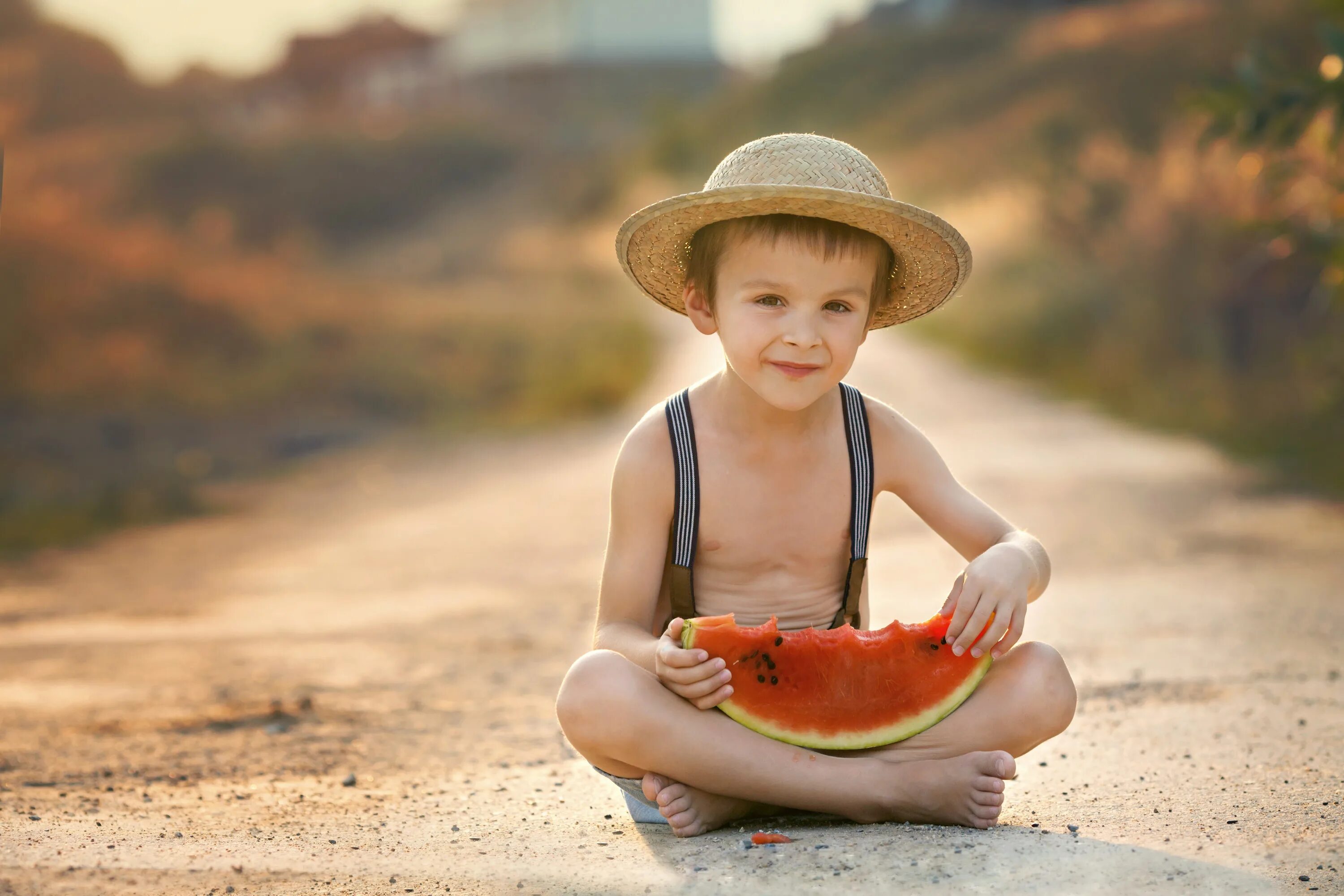 Cute little boy. Арбуз для детей. Лето пляж дети. Фотосессия в арбузах дети. Фотосессия с арбузами детская.