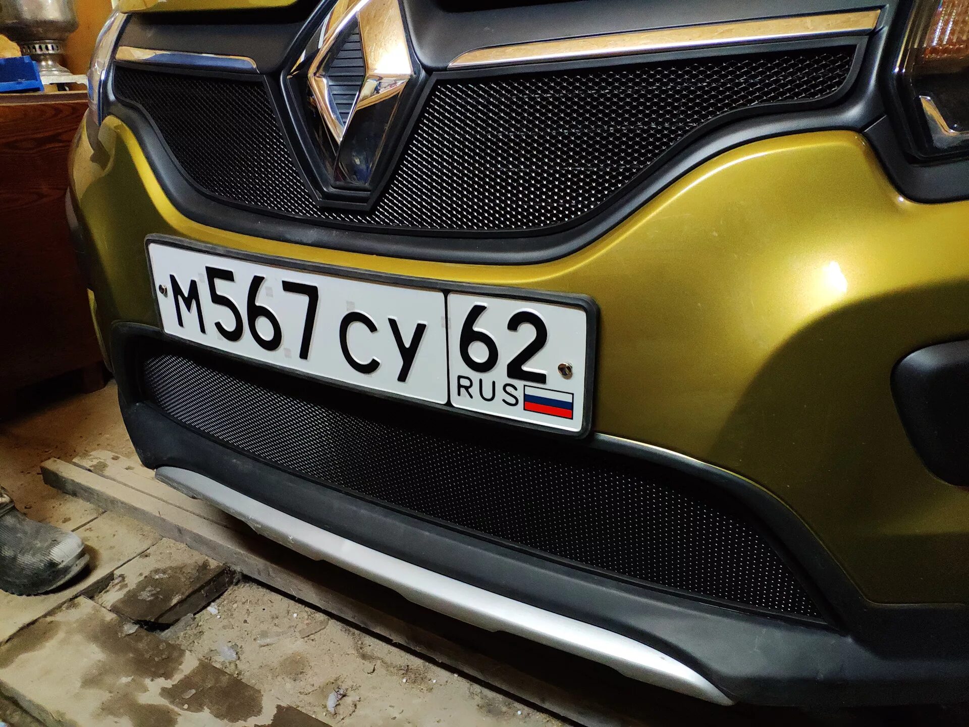 Установить сетку радиатора. Logan stepway сетка радиатора. утеплитель решетки на радиатор рено логан 2011. утеплитель радиатора рено сандеро. утеплитель решетки радиатора рено логан степвей.