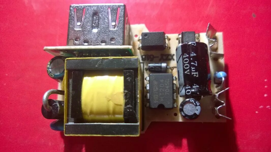 Ремонт usb зарядки. Юсб зарядка от 12 вольт. Микросхемы в заряднике для машины. Распайка разъема lightning. Пайка разъемов.