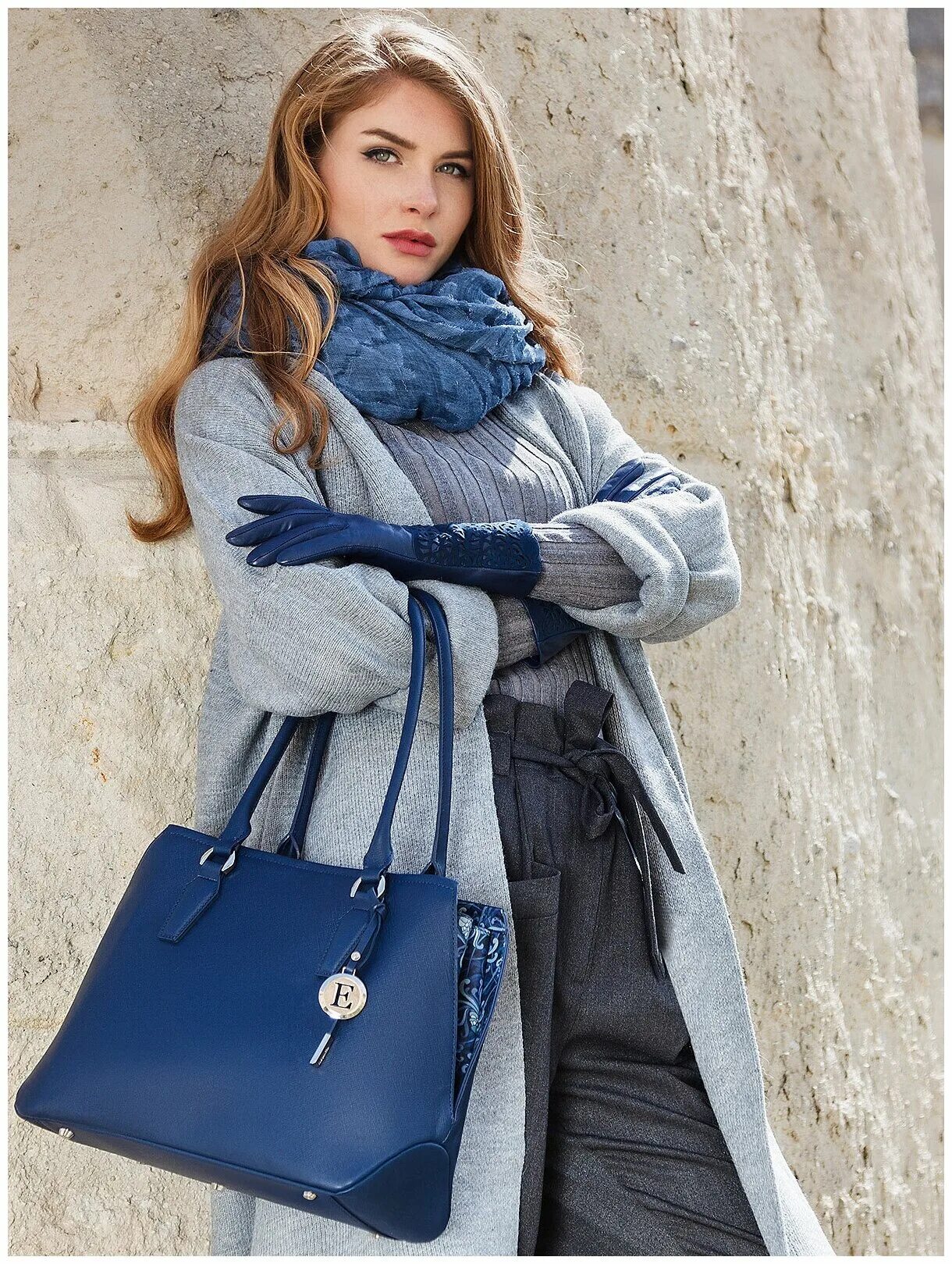 Какого цвета шарф. Рэйчел билсон фотосессии. Шарф. Голубое пальто с шарфо. Шарфик к бежевому пальто.