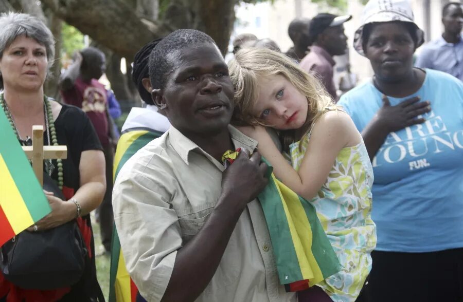 White daughter. Белая женщина в Африке. Белые в Зимбабве.