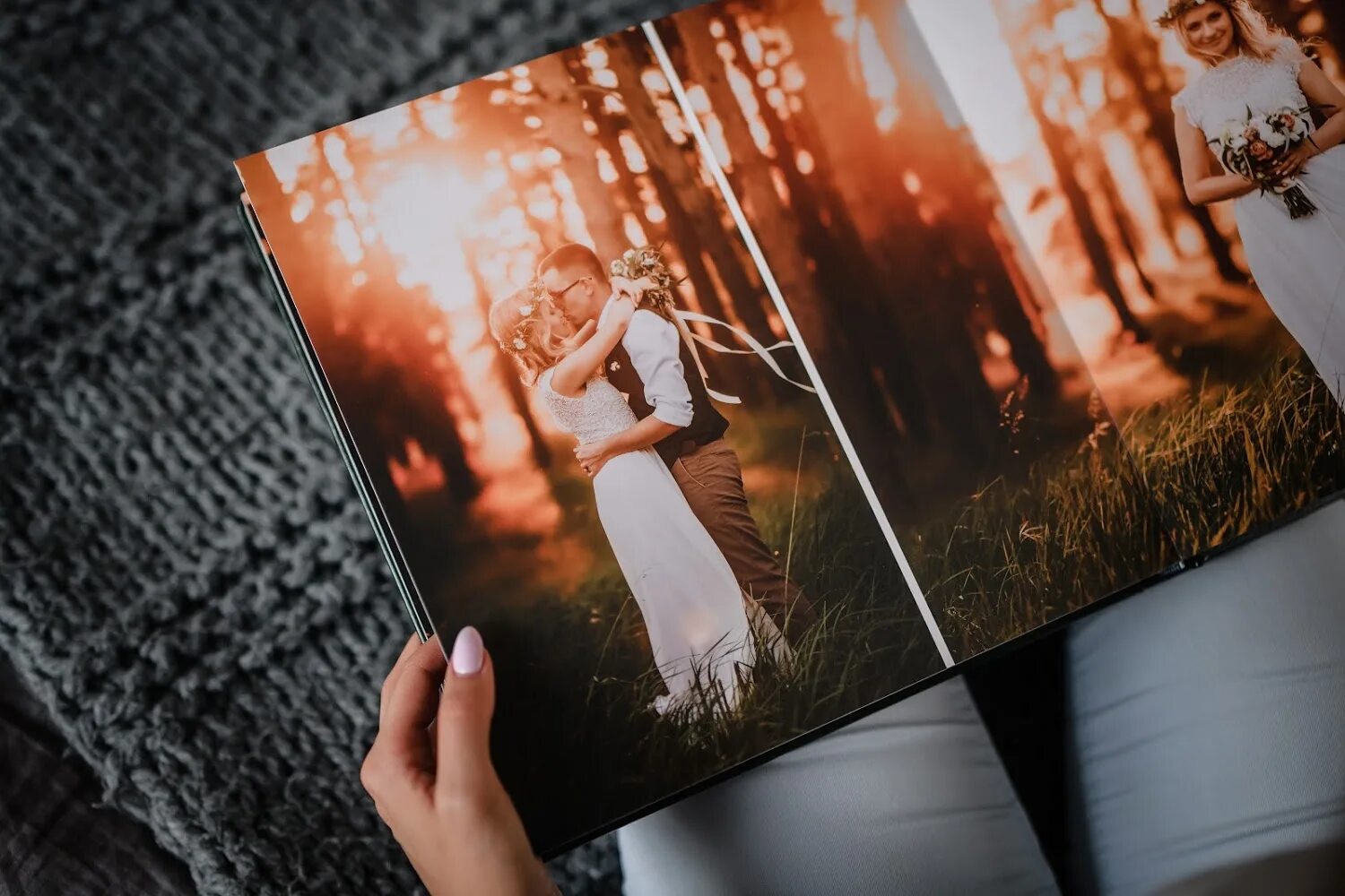 Распечатать фото. Свадебные фотокниги. Идеи свадебных фотокниг. Фотокнига в руках. Фотоальбом фотографа.