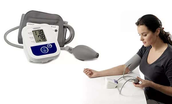 Измерение артериального давления. Аппарат мерить давление электронный omron. Полуавтоматический тонометр для измерения артериального давления. Тонометр omron m1 compact. Омрон как правильно мерить давление.