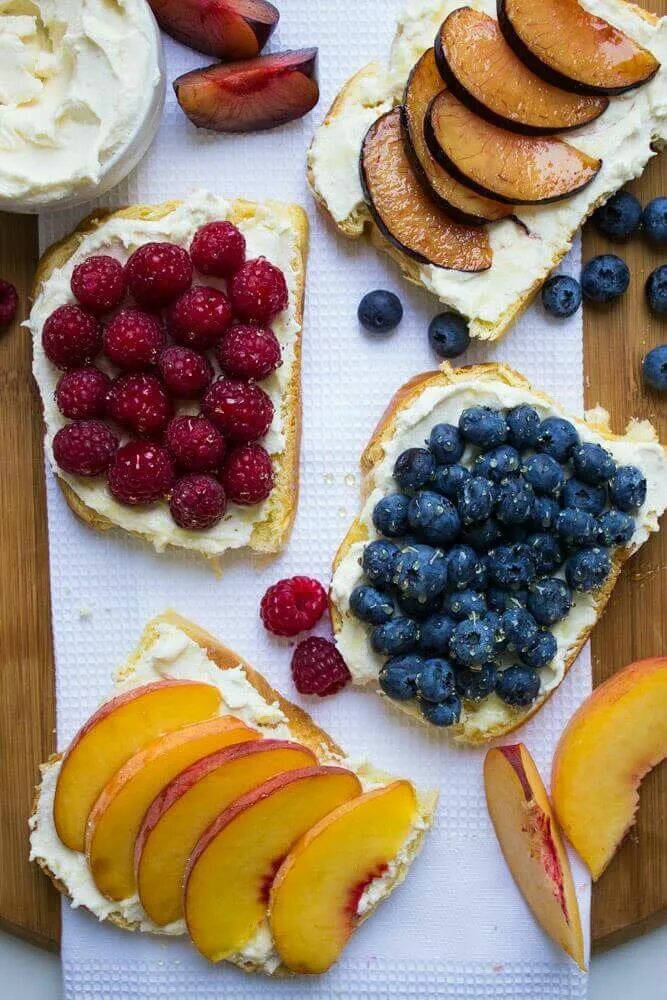 Есть фрукты на завтрак. Фрукты на завтрак. Завтрак из фруктов. Красивый завтрак с фруктами. Экзотические фрукты на завтрак.