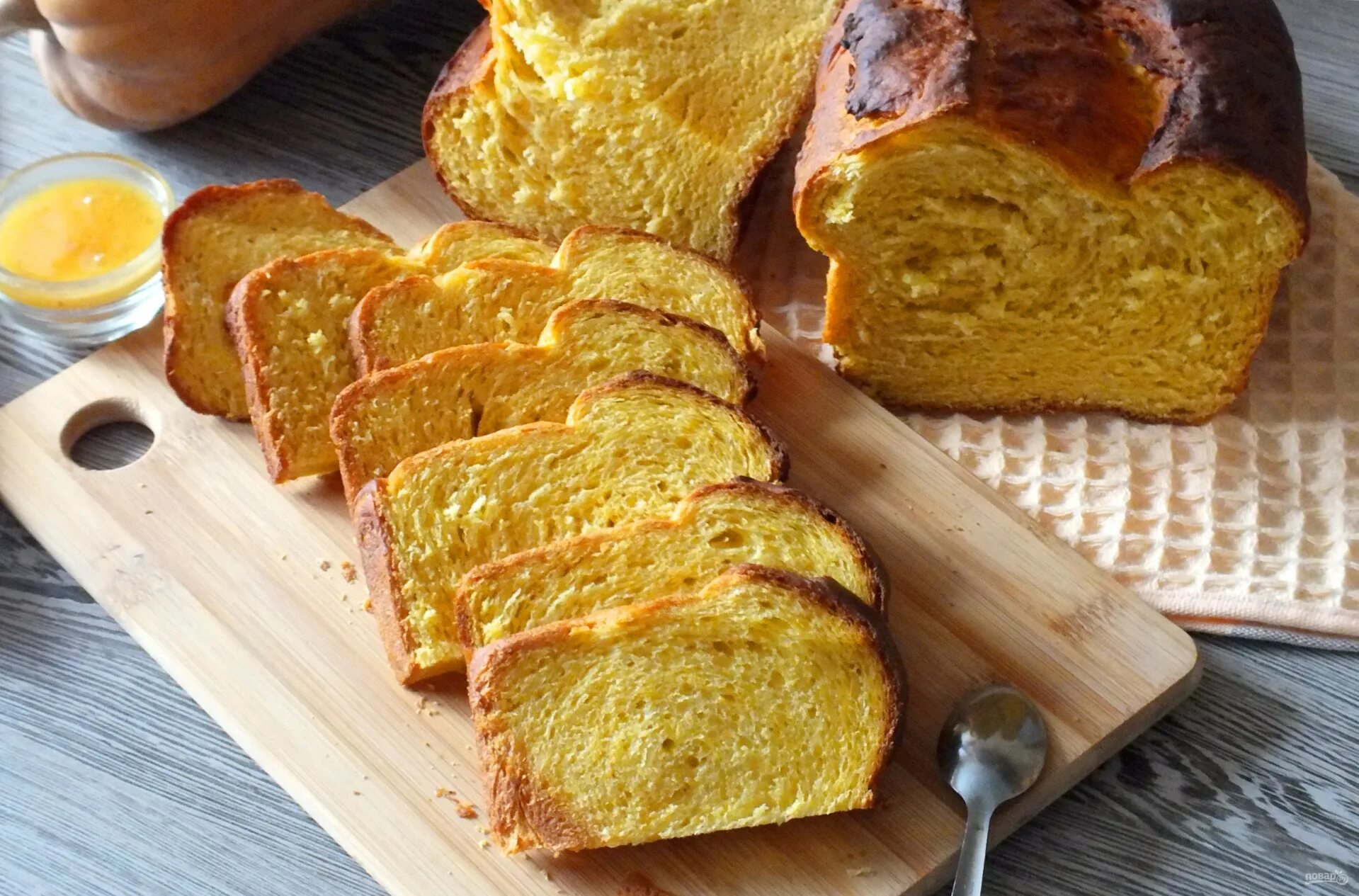 Тыквенный хлеб. Хлеб текоя тыквенный. Хлеб тыквенный щелково. Тыквенный хлеб в духовке. Выпечка из тыквенной муки.