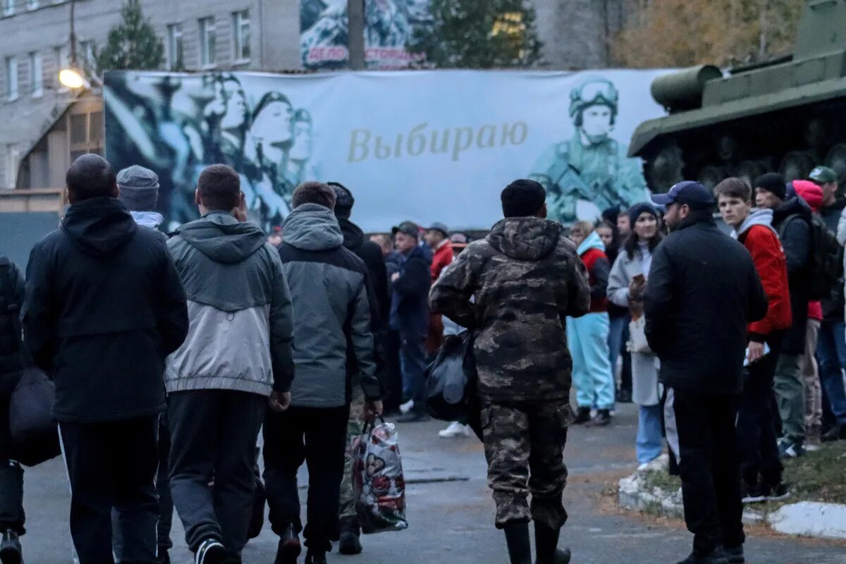 Выезд за границу. Солдаты в поезде. Выезд мобилизованным. Рюкзак для мобилизации. Выезд мобилизованным.
