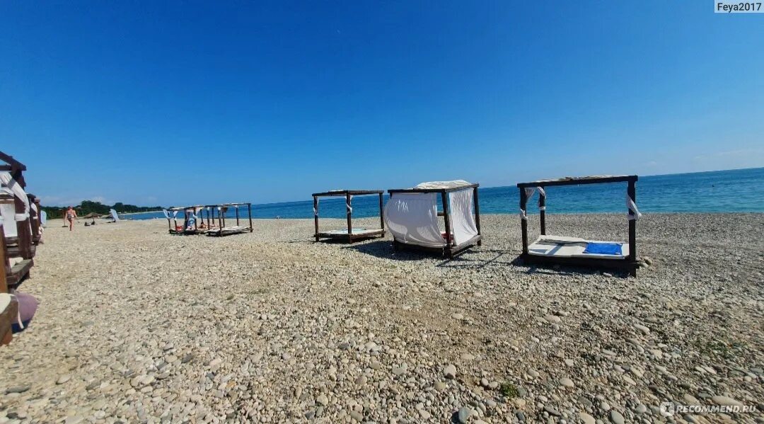 Абхазия тур 2023 цена. Серебряный пляж Абхазия. Самый чистый пляж в Абхазии. Гудаута школа на берегу моря. Абхазия свободна.