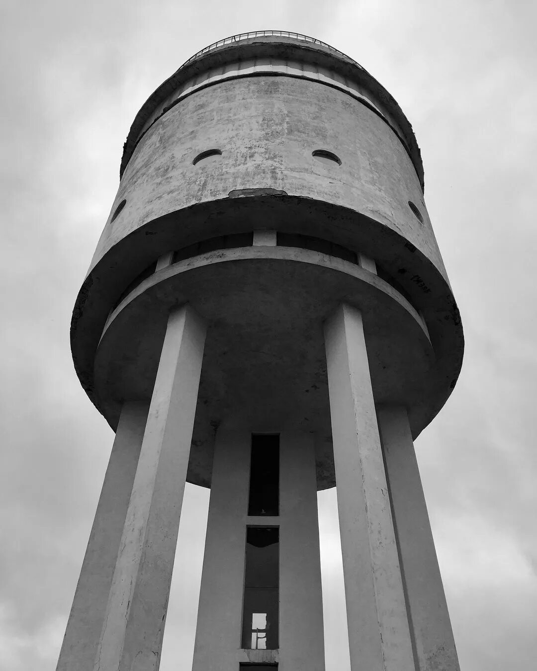 водонапорная башня на уралмаше. водонапорная башня уралмаш екатеринбург. белая водонапорная башня в екатеринбурге. белые башенки. водонапорная башня уралмаш екатеринбург.