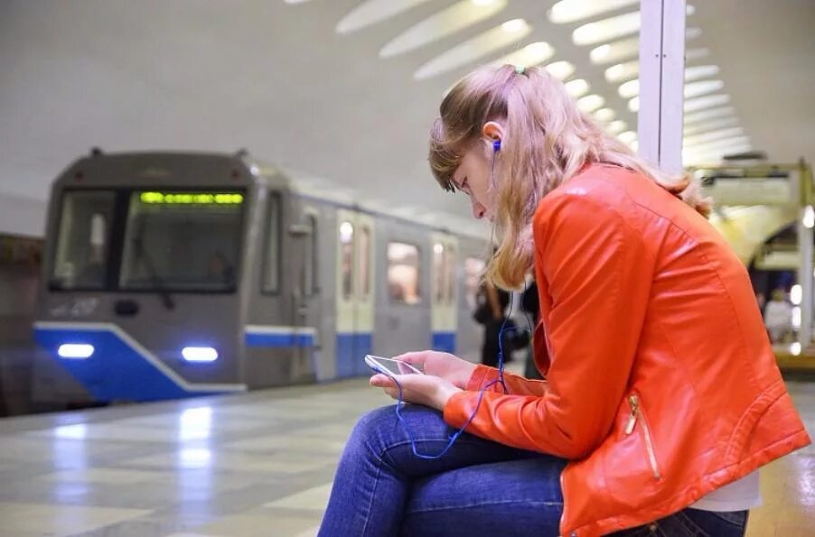 Фаи метро. Пассажиры метро. пассажиры метро москвы. вай фай в метро. вай фай в транспорте.