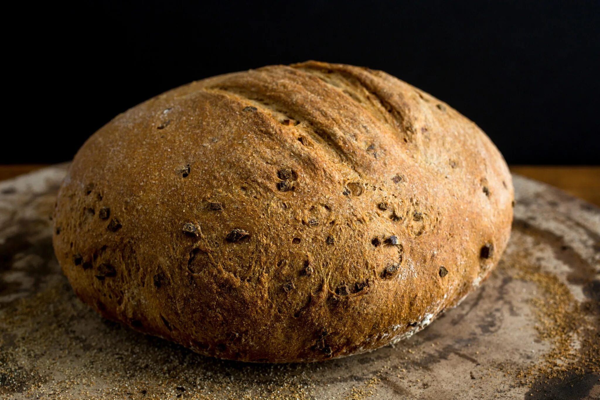 Хлеб в духовке видео. Каменный хлеб. Хлеб на Камне. Хлебный камень. Камень для хлебобулочных изделии.