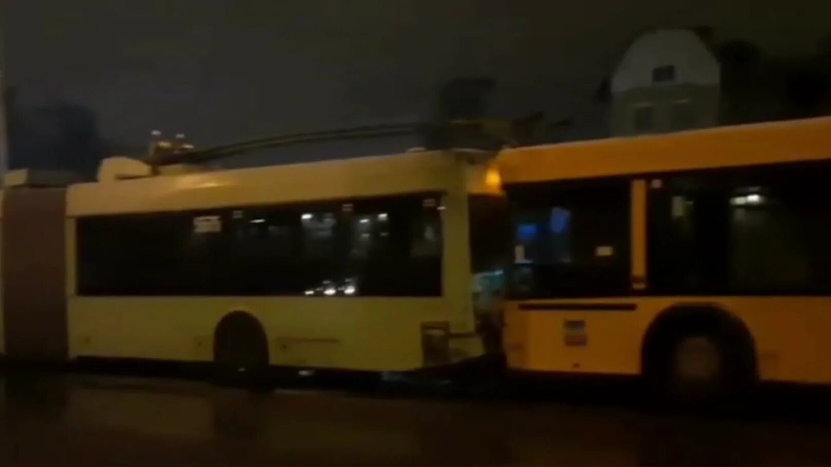115 э автобус минск. Авария с автобусом сокол минск. автобус 99. электробус минск 155. автобус минск ялта.