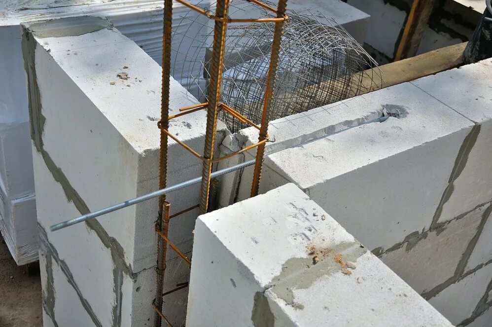 Колонна из газобетона 300. Крепление дверей в газоблок. Перемычки для пгп кнауф. Гибкие связи бпа для газобетона. Гибкая связь-анкер гален для кирпичной кладки,.