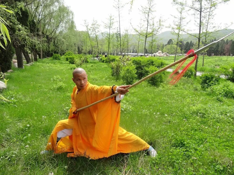 Почему индийские монахи делали посох многогранным. Шаолинь Суншань. Посох монаха Шаолинь. Бонза монах. Лопата монаха Шаолинь.