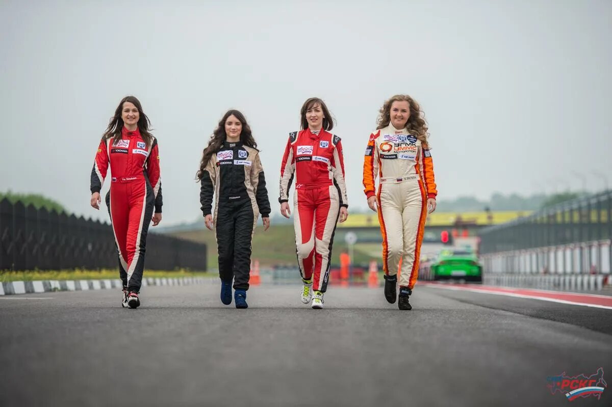 американскую автогонщицу даника патрик. даника автогонщица. девушки гонщицы формулы 1. автоспорт девушки. формула 1 женщины.