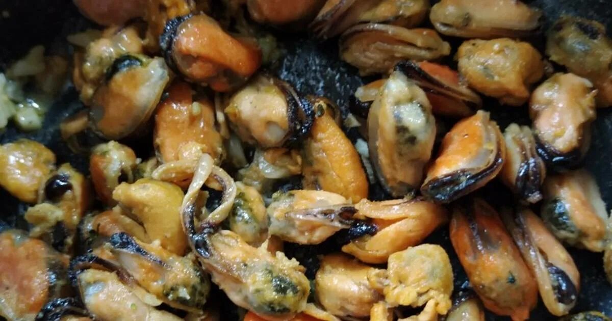 Мидии в соусе в духовке. Блюда с мясом мидий. Мидии без панциря. Мидии запеченные с сыром и чесноком. Миди в сливочном соуте.