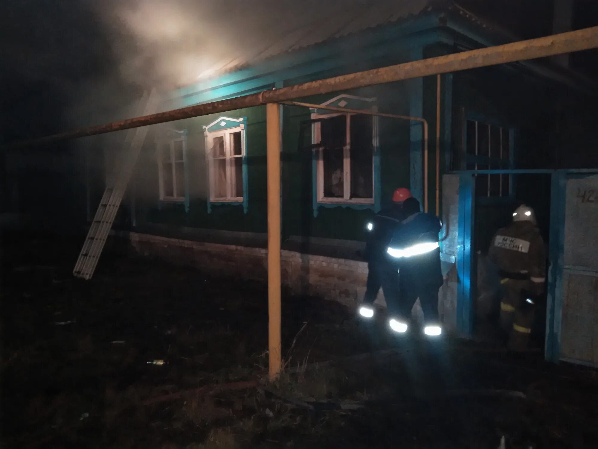 Пожар горит крыша. Пожар на димитрова. Воронеж новости происшествия пожар. Пожар в знаменском районе. Воронеж новости происшествия пожар.